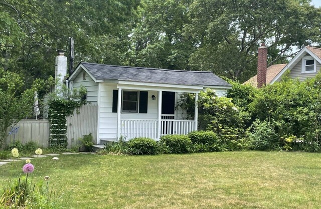 WEEKLY RENTAL: Cozy private home & great back yard - 3 miles to ocean beaches..