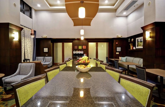 Hampton Inn & Suites Detroit-Canton