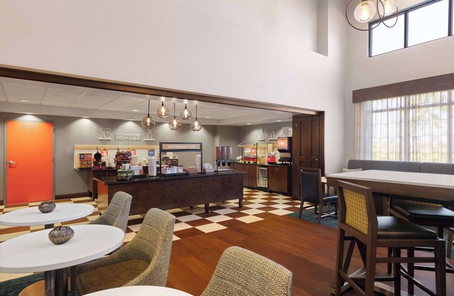 Hampton Inn & Suites Savannah-Airport