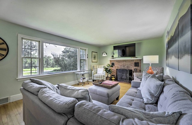 Hampton 'Quiet Corner Cottage' w/ Fireplace & Yard