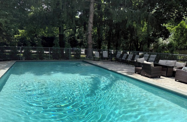 Hampton Style Summer Getaway - Spacious 4-bedroom house with private pool