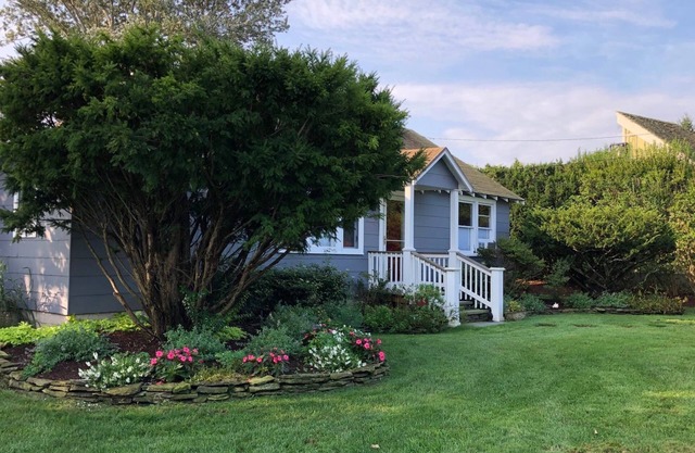 Hamptons Charming Cottage off Peconic Bay -Oct to May