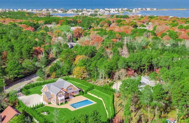 Hamptons Classic beauty w/pool! Minutes from ocean & bay beaches