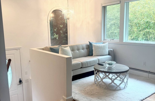 Hamptons Getaway 3 Bed 2 Bath with Hot Tub