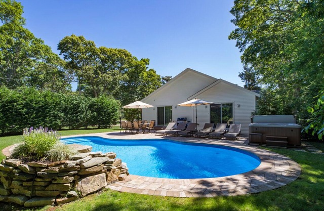 Hamptons Haven mit ruhigen Ansichten!Beheizter Pool und Whirlpool! Spielzimmer. W-lan