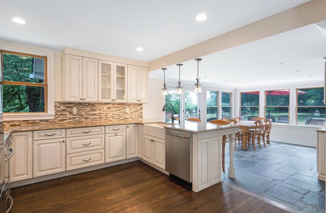 Hamptons Home! 3 bedroom / 3 bath, 1.4 acres, South of S Country Rd, Remsenburg