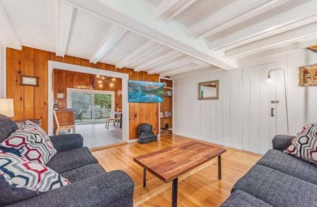 Hamptons renovated 1840 farm house w/heated pool