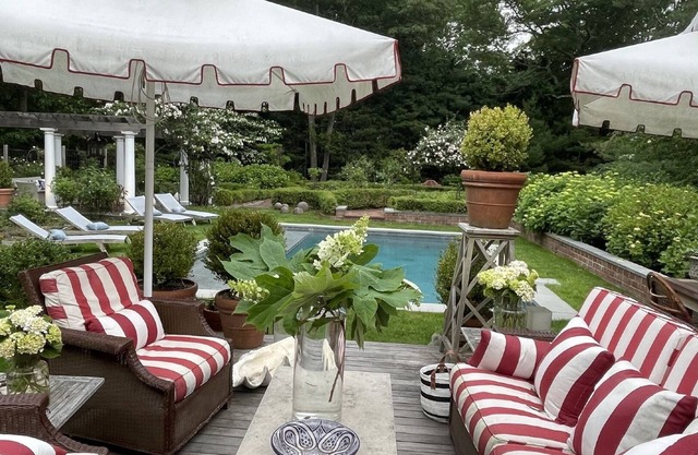Privathaus im Süden mit 3 Schlafzimmern, Salzwasserpool und formellem Gartenkomfort.