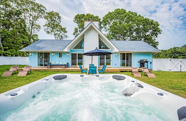 Hamptons retreat w/ hot tub + loft only minutes to the beach
