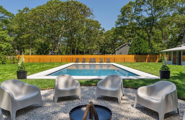 Hamptons retreat with pool and spa only 10 min from beach