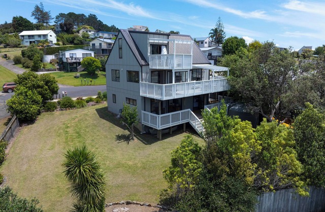 Hamptons-Style Beach House – Relax Between Two Shores