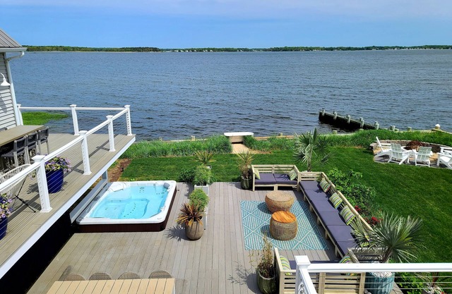 Hamptons Waterfront Escape/ Hot Tub & Resort Style