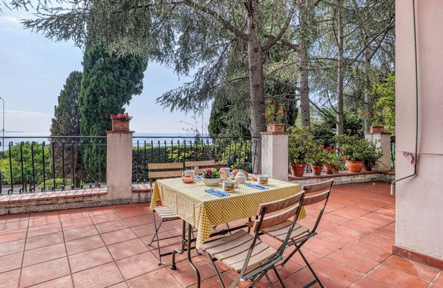 Hanbury Apt Pool And Sea, Ventimiglia, Italy
