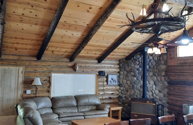 Handgefertigte Blockhütte, nur wenige Minuten von Ihrem Outdoor-Abenteuer entfernt