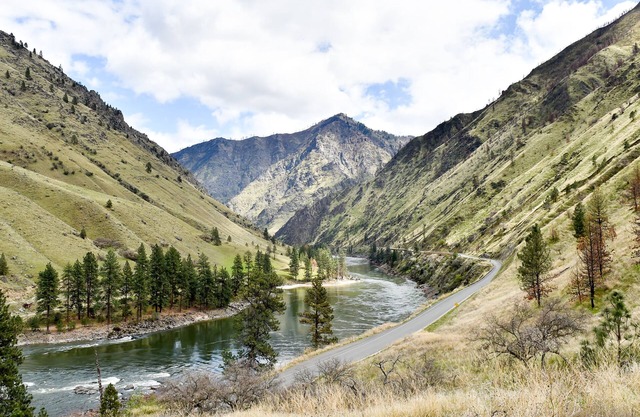 Handgefertigte Blockhaus am Salmon River mit eigenem Sandstrand