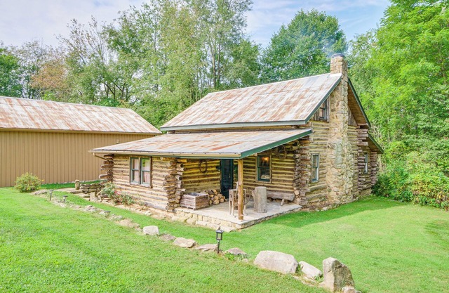 Handcrafted Log Cabin on 3 Acres: 14 Mi to Canton