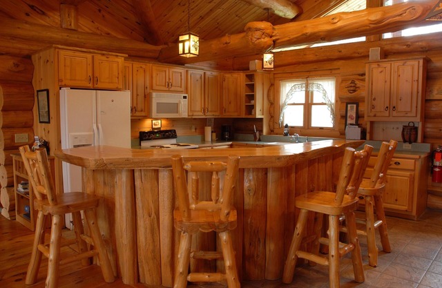Echte Blockhütte 4 Zi, 3 Bäder am herrlichen See mit Kamin, Sauna, Privatsphäre.