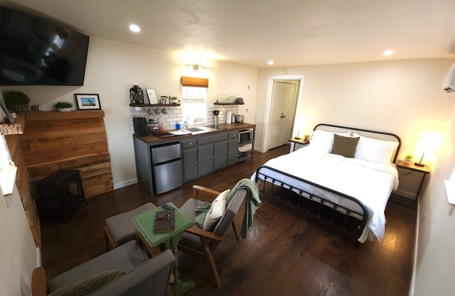 Handsome Modern Rustic Studio Cottage!