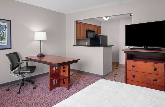 Handy Studio w/ Full Equipped Kitchen and Oversized work desk - Parking