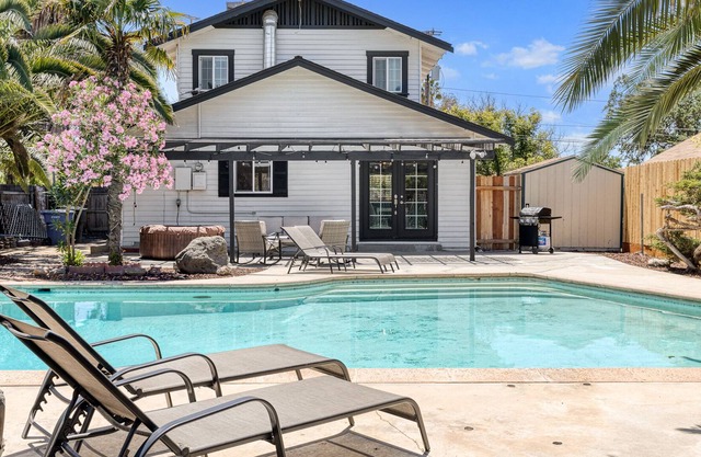 Hanford Sunny Oasis Downtown, with BBQ, Pool & Spa