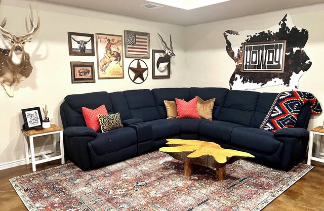 Hankins’ Hideaway: Spacious 3BR Western Lodge w/ Modern Amenities in Lampasas