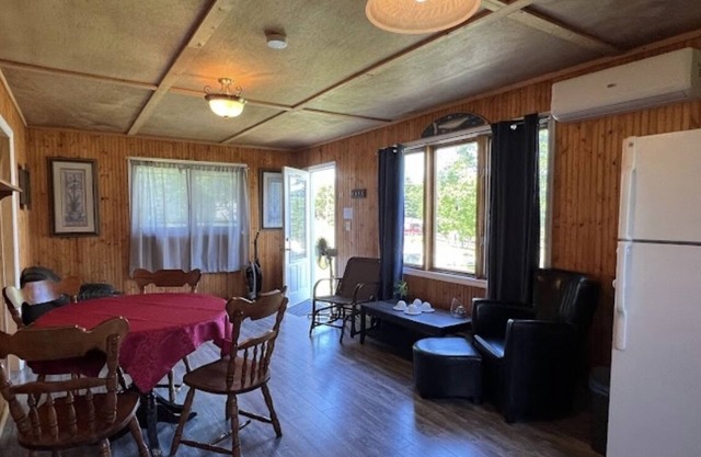Hank’s Place - Creekside Cottages in Stanley Bridge