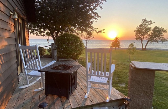 Hansen Shores on Sunset Point - 300 Ft Shoreline - Full Kitchen/sleeps 9