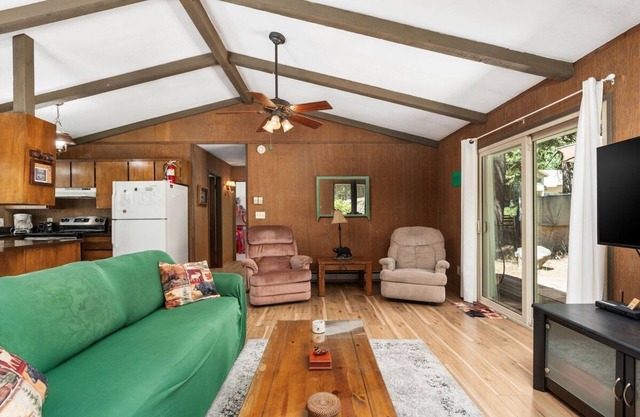 Happy Bear- cozy & quaint cabin near the lake!