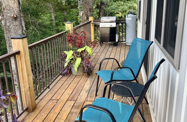 Happy Bend Hideaway with Lake Front View & Access