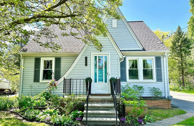 Happy Bungalow. Cozy Historic Charmer- Walk to Town, Parks and Trails!