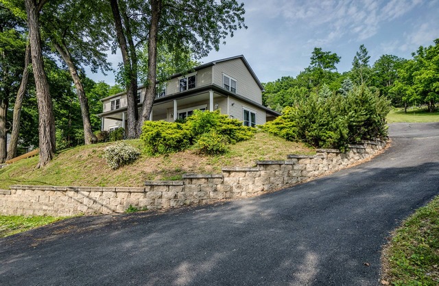 Happy Daze, lake home on Keuka Lake with EV charger, sleeps 10