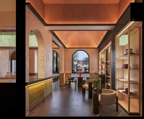 Happy Dragon Imperial Garden Courtyard -Newly renovated French Window with garden view, Close to Lama Temple Forbidden City&Subway Nearby &free coffee & Free laundry&English speaking with tour services &Free WiFi unlimited for Western software