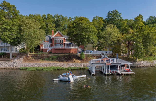 "HAPPY GO LAKEY": Endless Views, Pool, Expansive Deck, Jump Platform, Water Toys