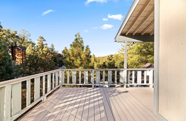 Happy Hollow - North Shore, Fireplace, Deck, Fenced Yard, BBQ
