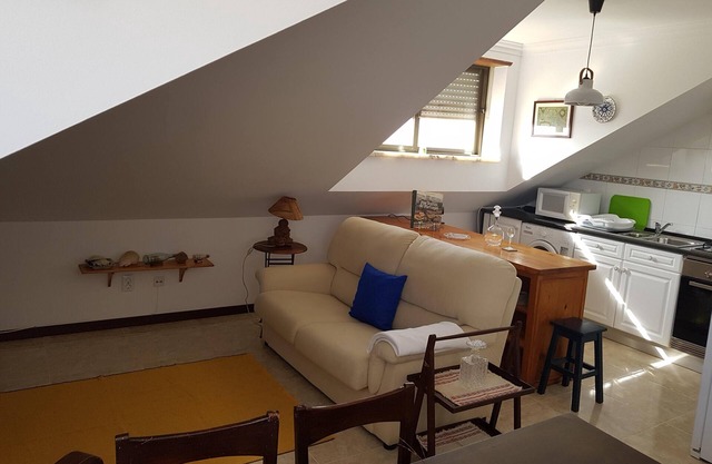 Happy House Apartment mit 1 Schlafzimmer, 230 m vom Praia das Maçãs entfernt