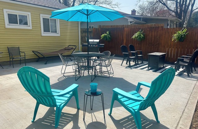 New Premiere Host Listing: Happy-Little-House: Clean, Cozy, Cute! King Bed.