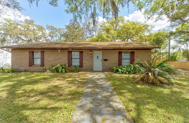 Happy Palette Home: Close to downtown+the lake! Fenced yard with outdoor dining