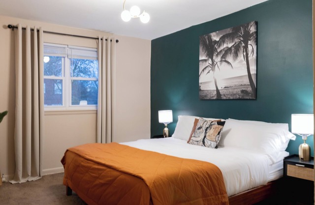Happy Place Retreat: Dedicated Parking, 2 Bd King/Queen, Balcony