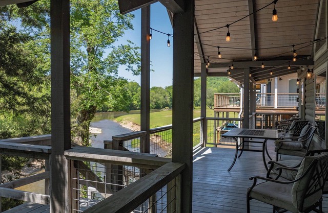 Happy Times on the Caddo: Sleeps 8 + Hot Tub!