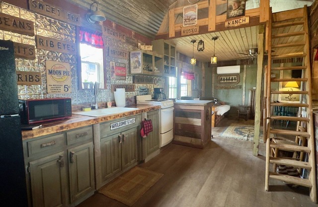 Happy Trails | Fun & Unique Cabin Close to Castell