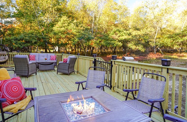 Happy Trails w/ 5 Lakes -Beautiful 4BD in Poconos