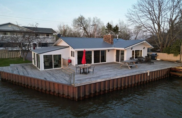 Harbor Beach House - Right on the Water, located Downtown La Pointe!