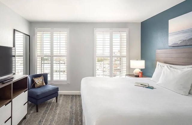 HARBOR FRONT Resort on Thames St close to Shops & Bars!