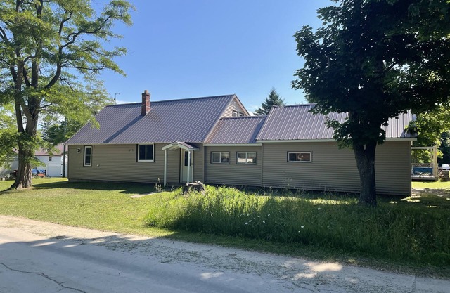 Harbor House Beautiful 4 bedroom house, minutes from beach/lake and cute town!