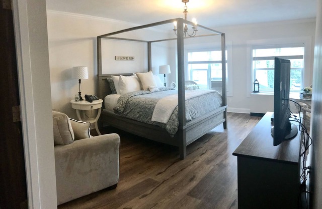 Harbor House Inn