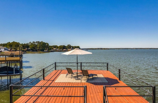 Harbor House on Cedar Creek Lake w Boat Dock & Hot Tub