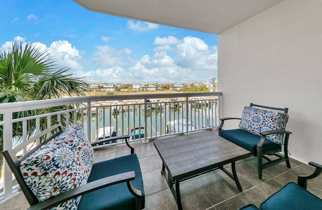 Harbor Landing 102B- The heart of Destin: shopping & restaurants! Beach access w/ pools & hut tubs!