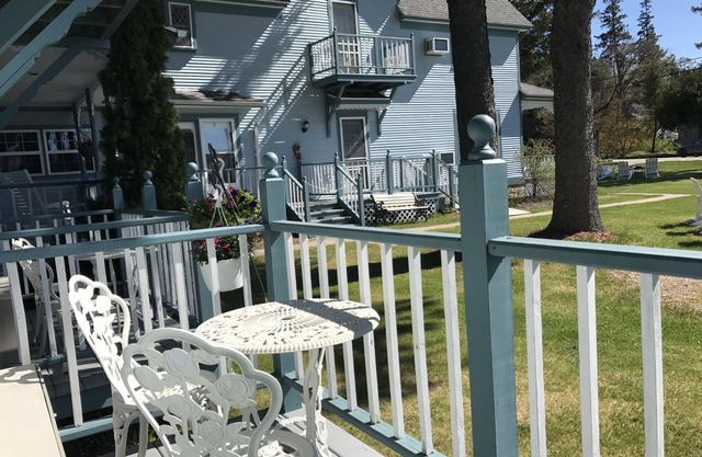 Harbor Light Inn