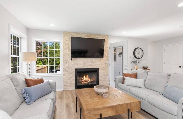 Harbor School House - Private home, great outdoor space, 5 minute walk downtown