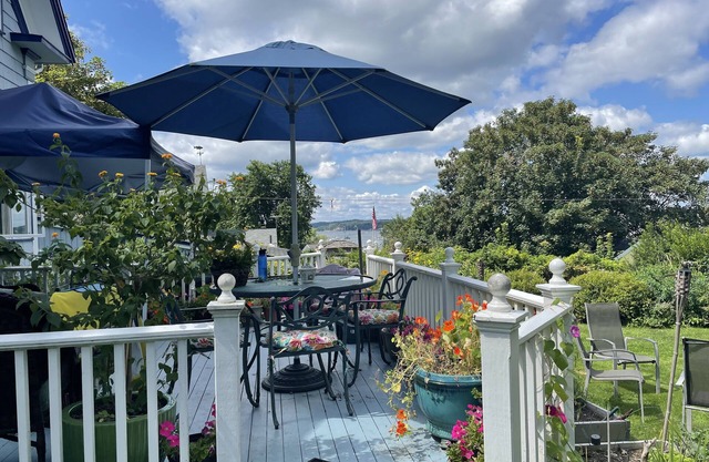 Harbor View House, Walk to Beach, Sunsets from Deck